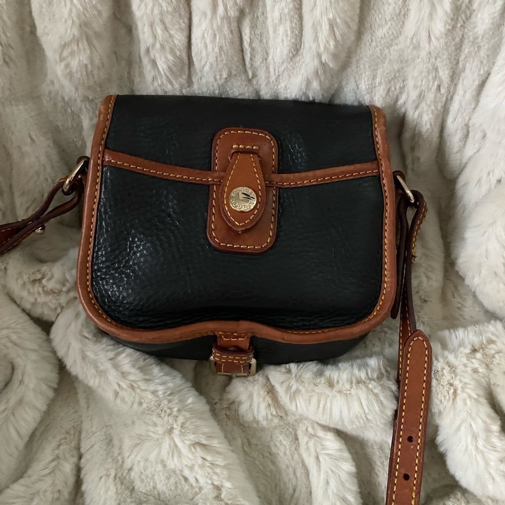 Dooney & Bourke All Weather Small Crossbody Saddle Bag Black/British Tan - Picture 3 of 13
